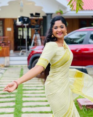 Aishwarya Ramsai Instagram - Everything’s gonna be super duper 🤩👍🏻
:
Checkout this page 👉🏻 @brianna__couture for amazing collections ❤️

:
#actress #aishwaryaramsai #onam #saree #bekind #staysafe #kerala #serial #mounaragam #kalyani