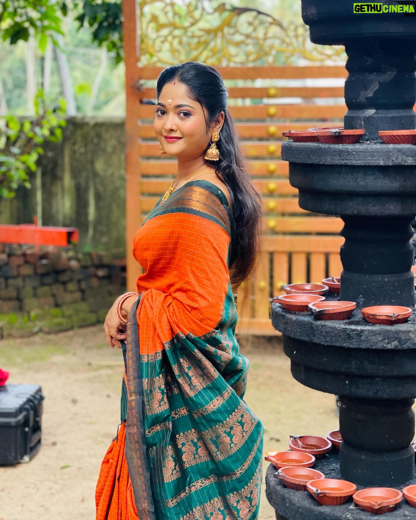 Aishwarya Ramsai - 21.8K Likes - 🧡
:
Saree by @manasi_boutique_21
Blouse designed by @brianna__couture
:
#actress #aishwaryaramsai #shooting #mounaragam #kerala #kalyani #kiran #kiyani #asianet