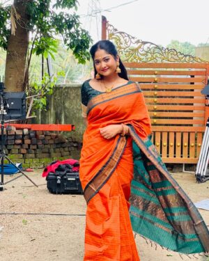 Aishwarya Ramsai Instagram - 🧡
:
Saree by @manasi_boutique_21 
Blouse designed by @brianna__couture 
:
#actress #aishwaryaramsai #shooting #mounaragam #kerala #kalyani #kiran #kiyani #asianet