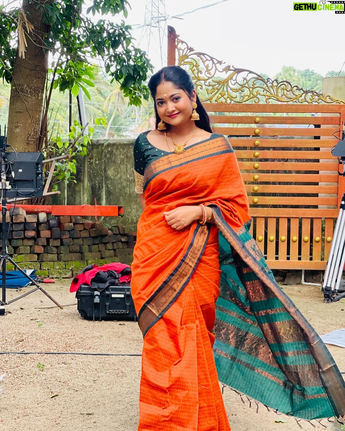 Aishwarya Ramsai - 21.8K Likes - 🧡
:
Saree by @manasi_boutique_21
Blouse designed by @brianna__couture
:
#actress #aishwaryaramsai #shooting #mounaragam #kerala #kalyani #kiran #kiyani #asianet