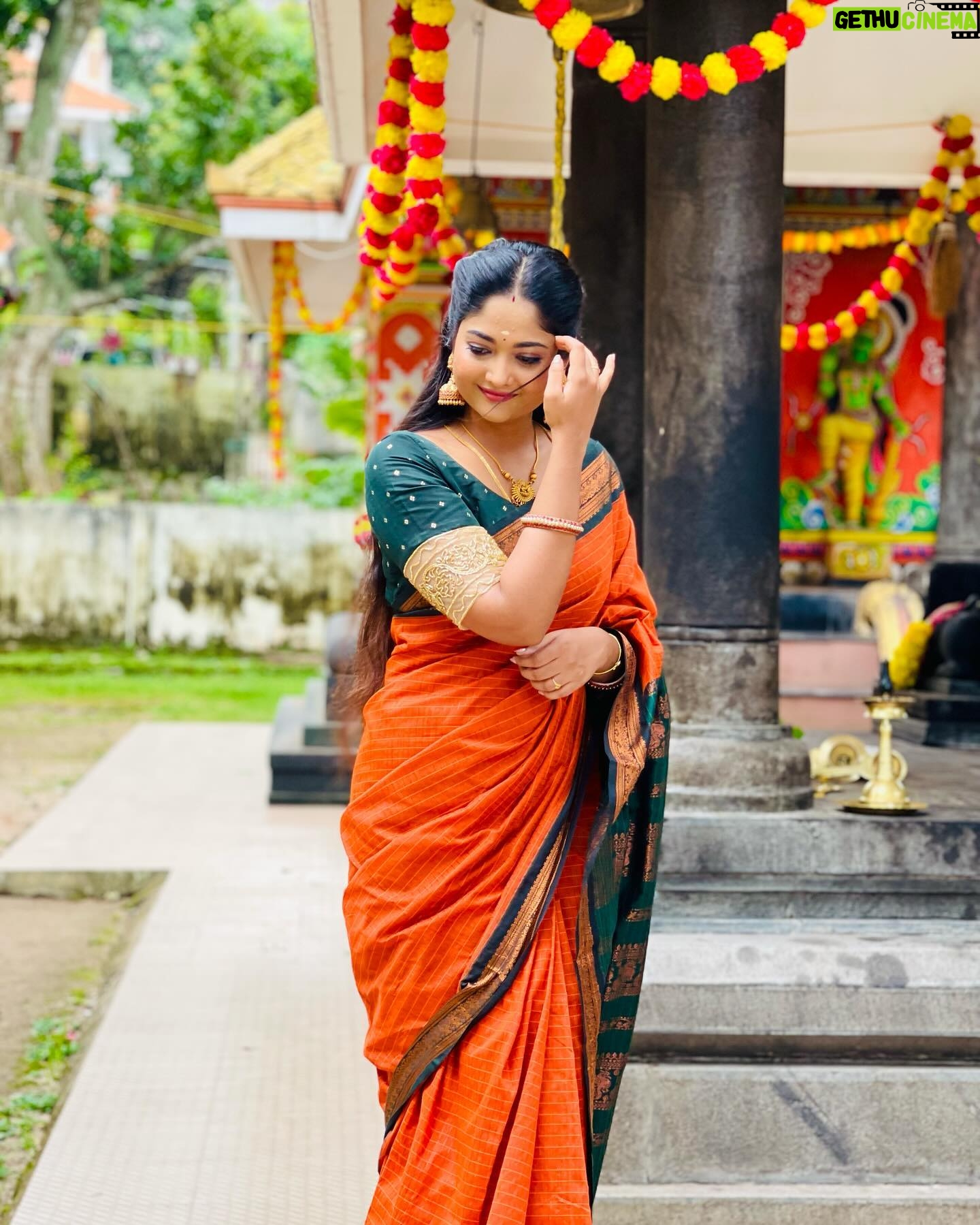 Aishwarya Ramsai - 21.8K Likes - 🧡
:
Saree by @manasi_boutique_21
Blouse designed by @brianna__couture
:
#actress #aishwaryaramsai #shooting #mounaragam #kerala #kalyani #kiran #kiyani #asianet