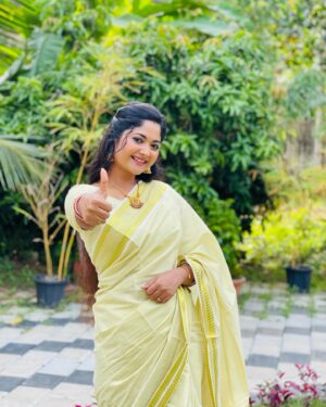 Aishwarya Ramsai Instagram - Everything’s gonna be super duper 🤩👍🏻
:
Checkout this page 👉🏻 @brianna__couture for amazing collections ❤️

:
#actress #aishwaryaramsai #onam #saree #bekind #staysafe #kerala #serial #mounaragam #kalyani