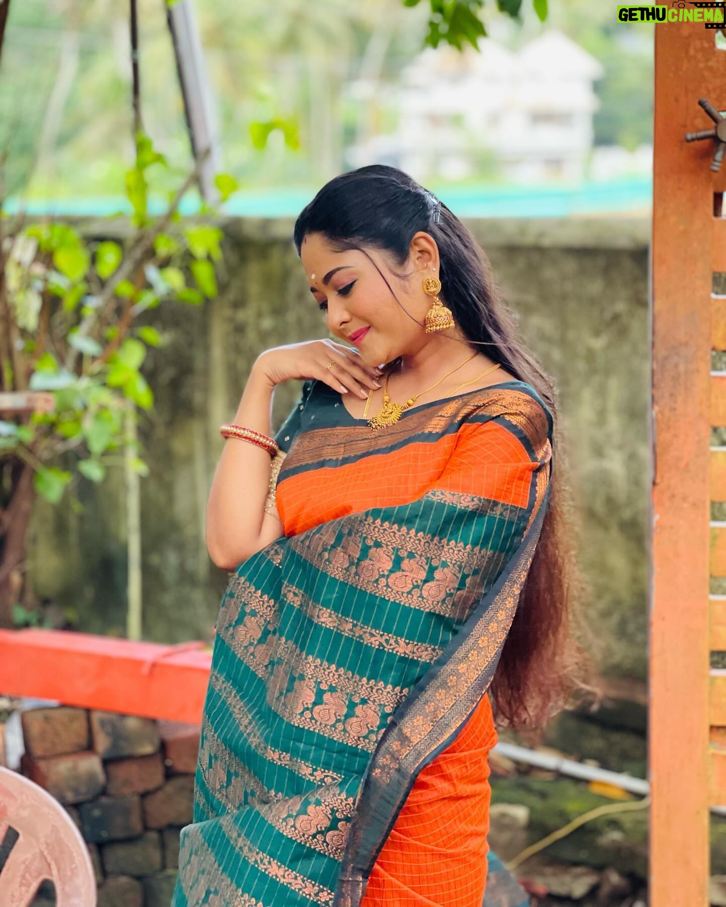 Aishwarya Ramsai - 21.8K Likes - 🧡
:
Saree by @manasi_boutique_21
Blouse designed by @brianna__couture
:
#actress #aishwaryaramsai #shooting #mounaragam #kerala #kalyani #kiran #kiyani #asianet