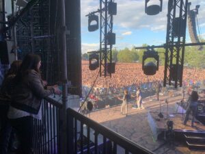 Aisling Bea Instagram - Took the family (both pre-born and post-born) to see OLLLLLD Uncle Hoz play to over 50,000 people,  which was pretty bloody magical and special. 🎵 🇮🇪 ♥️ 🧔🏻‍♀️👩🏻

If you do not know Andrew’s “Too Sweet For Me” is the first number 1 in America by an Irish artist since Sinéad O’Connor’s “Nothing Compares 2 U” in 1990. And so there he belongs. 

A particular thanks to powerhouse @caroline_downey1 for making me a little “pregnant princess platform” (PPP) from where I could sit and also stand up and help with backing vocals when needed, which I assumed was always.