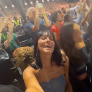 Aitana Instagram - hoy he visto a la segunda mujer de mi vida (después de mi madre claro) 💙. 
quien me conoce sabe lo que significa esto para mí. 
en fin, todo se resume en el tercer vídeo. 💙💙🩵💙🩵💙💙🩵💙🩵💙 @adele