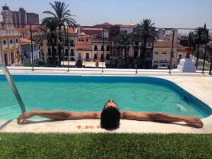 Aitor Luna Instagram - Que calooor que caloooor que teeengoo......tomaMeridaquetomatomaMeridaquetomata......!!!!#descansodelguerrero #alejandromagno