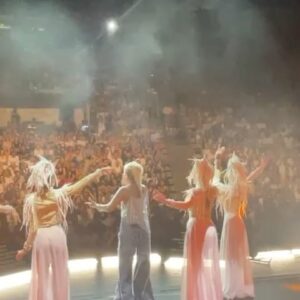 Ajda Pekkan Instagram - Harbiye Harbiye :) Olağanüstü bir geceydi, kusursuz bir organizasyon oldu @bkmonline @denizbank 👏🏻👏🏻👏🏻🌺

Ve SİZ çok sevdiklerim , tanık olduğum en görkemli halk korosunu oluşturdunuz , nefesinize sağlık ❤️🧿 

Emeği geçen herkese sonsuz teşekkürler 🙏🏻 

📸 @boragokhan 
👗 @burcusedefofficial 
👱🏻‍♀️ @musatutalhair 
💄 @aylasahin 
🎹 @tariksezerofficial 
🎬 @inancyenidogan 
🏟️ @bkmonline @bkmsahne 
 💃🏼 @sunuevent 
@harbiyeacikhava @sedefaygun.de @canancelikci 
@denizbank