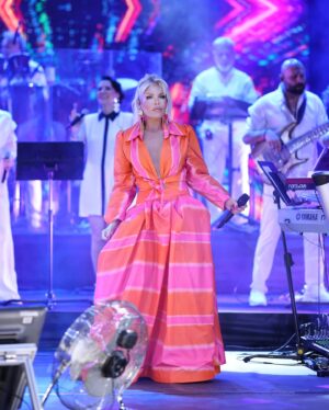 Ajda Pekkan Instagram - ANKARA 🧡🧿 

📸 @boragokhan 
👗 @burcusedefofficial 
💄 @rifatyuzuak 
💃🏼 @musatutalhair 
🎵 @tariksezerofficial 
💻 @inancyenidogan 
🏟️ @atilimsahne 
🗝️ @kerkisolfej

#ajdapekkan #ajdaturnede #superstar #ajdaforever #ajdapekkanteam #sedefaygun #kerkisolfej #