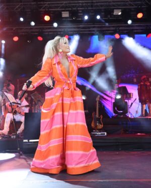 Ajda Pekkan Instagram - ANKARA 🧡🧿 

📸 @boragokhan 
👗 @burcusedefofficial 
💄 @rifatyuzuak 
💃🏼 @musatutalhair 
🎵 @tariksezerofficial 
💻 @inancyenidogan 
🏟️ @atilimsahne 
🗝️ @kerkisolfej

#ajdapekkan #ajdaturnede #superstar #ajdaforever #ajdapekkanteam #sedefaygun #kerkisolfej #