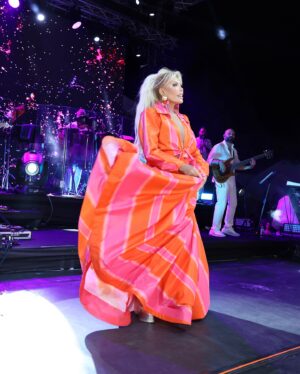 Ajda Pekkan Instagram - ANKARA 🧡🧿 

📸 @boragokhan 
👗 @burcusedefofficial 
💄 @rifatyuzuak 
💃🏼 @musatutalhair 
🎵 @tariksezerofficial 
💻 @inancyenidogan 
🏟️ @atilimsahne 
🗝️ @kerkisolfej

#ajdapekkan #ajdaturnede #superstar #ajdaforever #ajdapekkanteam #sedefaygun #kerkisolfej #