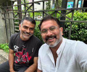 Aju Varghese Instagram - മലർവാടി ഇറങ്ങിയ ദിവസം തന്നെ മദ്രാസിലെ വീഥിയിൽ യാദൃച്ഛികമായി നടന്ന ഒരു കൂടിക്കാഴ്ച. 

പതിവുപോലെ ചാൻസും ചോദിച്ചു 😀