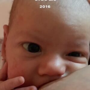 Akasya Asıltürkmen Instagram - Ne acayip, bir kanıya göre bebekler doğduklarında babalarına benzermiş. Anne zaten zarar veremez, baba da kendine benzeyene vermez diye doğanın kendini koruma yöntemiymiş bu. Sahiden hangi anne kıyabilir ki yavrusuna? Babaların da farklı olduğunu düşünmüyorum ama ey tabiat, sen de bir aynasın sonuçta.  #2016 #perabebek #lohusa #tbt