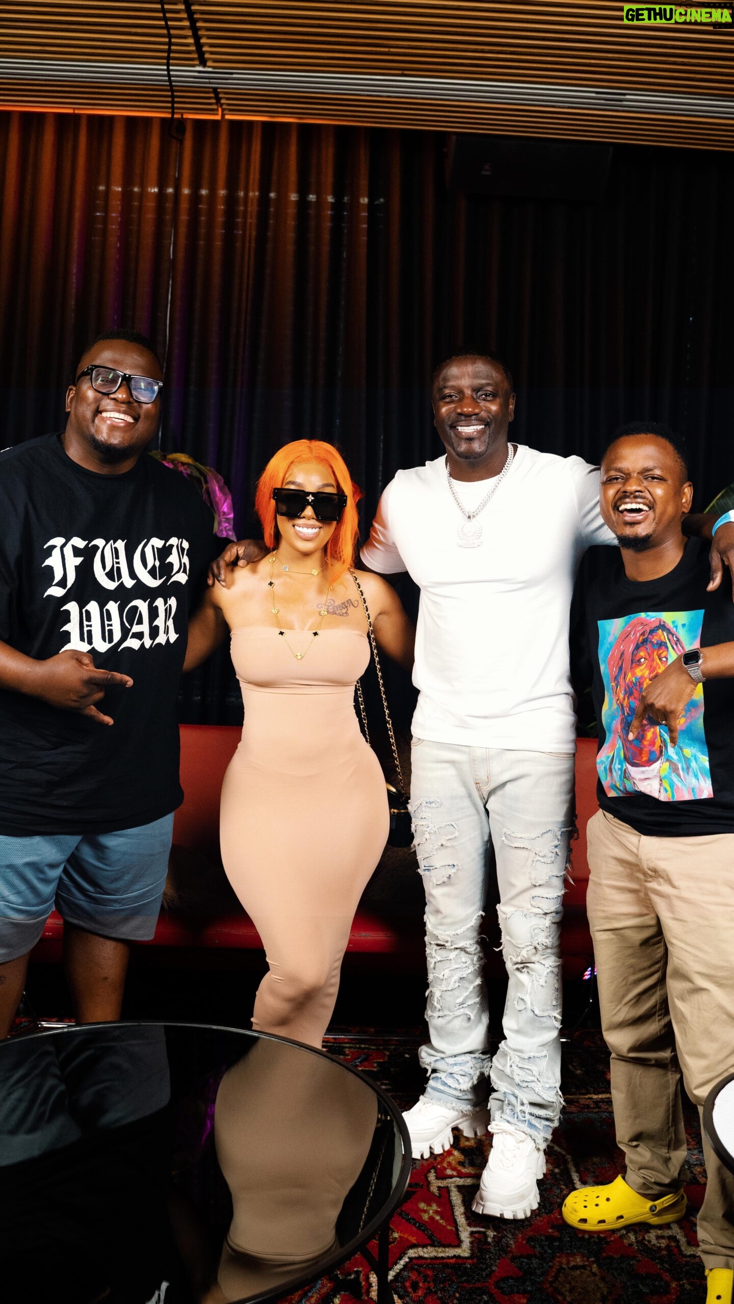 Akon - 12.1K Likes - Chillers Gather Here๐
Do you think South Africans understand the importance of being raised in a family setting? (Comment below โฌ๏ธ)
On todayโs episode of #podcastandchill we will be having a conversation with @akon and the radiant @sincerelyamirror ๐ฅ as we delve into his journey as an international artist ๐ his African roots ๐ฟ and how he signed @sincerelyamirror โจ.
Episode premieres at 3pm ๐ on YouTube ๐ด CAT