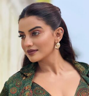 Akshara Singh Instagram - A little spark to light up your feed ✨🔥
.
.
.
.
.
.
Stylist - @roshni0819
Outfit - @ekavira.official
Makeup - @singhakshara 
Hair - @kanizfatima_hairstylist 

#aksharasingh #lfl #green #color #outfit #love #style #myfashion #vibes