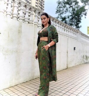 Akshara Singh Instagram - A little spark to light up your feed ✨🔥
.
.
.
.
.
.
Stylist - @roshni0819
Outfit - @ekavira.official
Makeup - @singhakshara 
Hair - @kanizfatima_hairstylist 

#aksharasingh #lfl #green #color #outfit #love #style #myfashion #vibes