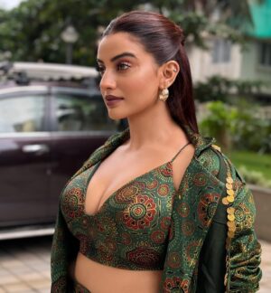 Akshara Singh Instagram - A little spark to light up your feed ✨🔥
.
.
.
.
.
.
Stylist - @roshni0819
Outfit - @ekavira.official
Makeup - @singhakshara 
Hair - @kanizfatima_hairstylist 

#aksharasingh #lfl #green #color #outfit #love #style #myfashion #vibes