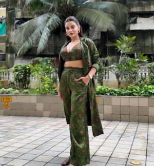 Akshara Singh Instagram - A little spark to light up your feed ✨🔥
.
.
.
.
.
.
Stylist - @roshni0819
Outfit - @ekavira.official
Makeup - @singhakshara 
Hair - @kanizfatima_hairstylist 

#aksharasingh #lfl #green #color #outfit #love #style #myfashion #vibes