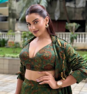 Akshara Singh Instagram - A little spark to light up your feed ✨🔥
.
.
.
.
.
.
Stylist - @roshni0819
Outfit - @ekavira.official
Makeup - @singhakshara 
Hair - @kanizfatima_hairstylist 

#aksharasingh #lfl #green #color #outfit #love #style #myfashion #vibes