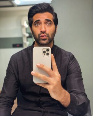 Akshay Oberoi Instagram - The Actor’s Routine: Hurry up and wait!

We wait to get the job, we wait for the job to start, we wait while on the job, we wait for that job to release, and finally, we repeat the process 🔁

This is what happens when you keep an actor in his vanity for too long... he starts doing vain things! 😂🤷🏽‍♂️

#Patience #ActorLife #Vanity #Van #Waiting