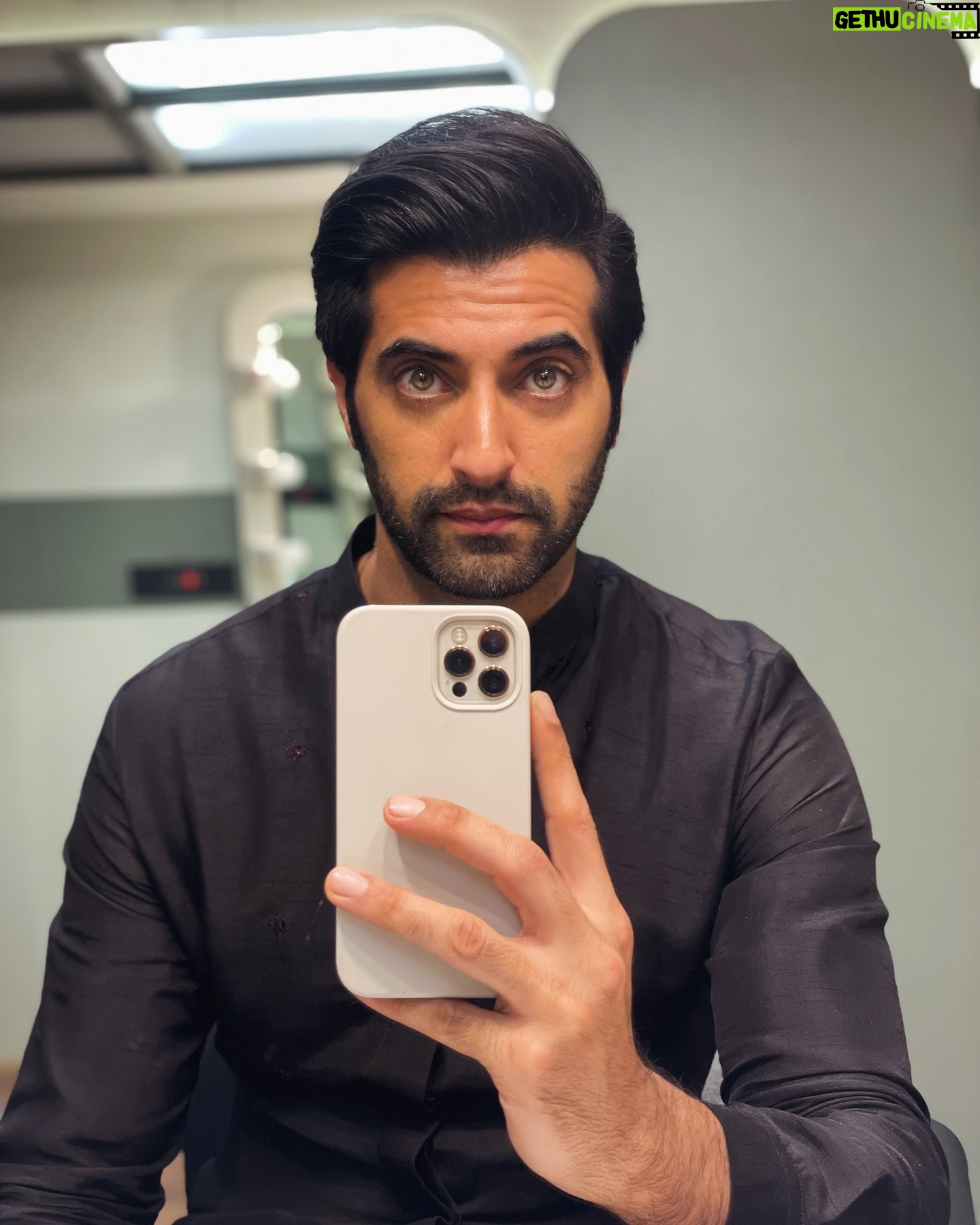 Akshay Oberoi - 3.1K Likes - The Actor’s Routine: Hurry up and wait!
We wait to get the job, we wait for the job to start, we wait while on the job, we wait for that job to release, and finally, we repeat the process 🔁
This is what happens when you keep an actor in his vanity for too long... he starts doing vain things! 😂🤷🏽♂️
#Patience #ActorLife #Vanity #Van #Waiting