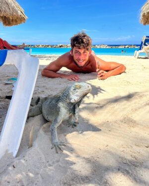 Alan Bronciac Instagram - Y a un pote qui est venu me rendre visite sur la plage 🦎