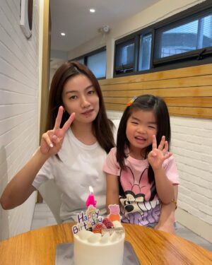 Alan Kuo Instagram - 一轉眼四歲了，爸爸媽媽祝妳健康快樂成長
We love you so much!! 💕🥰

#birthdaygirl #forevermybaby