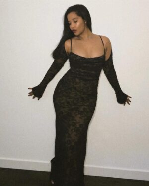 Alana Monteiro Instagram - 2 0 2 4 E N E R G Y 🖤🖤🖤🖤🎉🎉🎉

DRESS @HOUSEOFCB 👗 
LIPSTICK @CLINIQUE 💄