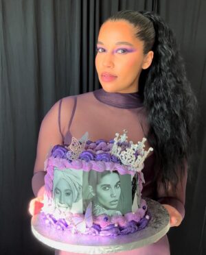 Alana Monteiro Instagram - 27 Today 🎉💜🎂

MUA @gorgeousfacesbyv 
CAKE @alyssasilvabeauty @theebakerbeauty 
DRESS @houseofcb