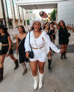 Alanis Desilets Instagram - NASHVILLE. 🤠
Une ville remplie de TOUT ce que j'aime.🥹🤎
Forever grateful de ce week-end avec mes girls, j'ai pas de mot. Quelle chance. 👰🏽

#bachelorette

📸 @cam_ds merci ma douce pour les souvenirs