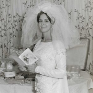 Alanis Desilets Instagram - Tu nous a quitté au travers une tempête qui était déjà bien installée. Rapidement. Trop rapidement. Une chose est certaine, c'est qu'on demanderait toujours plus de temps. Tu resteras toujours un doux rappel de profiter de chaque seconde qui passe. 

Et je te promets que ta soupe orange sera un p'tit baume sur le coeur de mes tout petits, comme elle l'était pour ma soeur et moi. Je t'aime pour la vie. Et je te verrai dans chaque papillon. Tu seras toujours la plus belle mariée et je sais que tu seras proche quand ce sera mon tour.

Bye grand-maman. 🤍🕊️