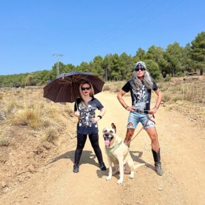Alaska Instagram - Gótico rockero rural. Paseando con nuestro amigo Bruno por la sierra de Madrid tras una semana de vacaciones digitales sin pasar por Instagram, que eso también son vacaciones. Gracias @entradagratuita @hitita por la hospitalidad y las risas en estas 24 horas.