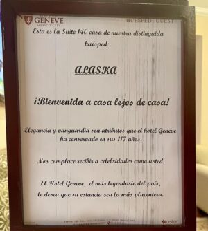 Alaska Instagram - En junio pasé por México en viaje express para grabar una cosa muy chula. Entre otros lugares estuvimos en el Hotel Geneve, donde encontré en un pasillo un cuadro de ensueño con los volcanes y en la habitación me recibieron con una nota adorable.

* Esta publicación no tiene fines promocionales, es una comunicación sobre mis diversas actividades profesionales - es información para mis seguidores - entiendo que la libertad de compartir esto se sobrentiende en la naturaleza misma de las redes sociales