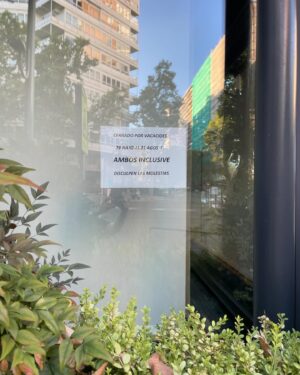 Alaska Instagram - Esta mañana… 15 de agosto, Madrid vacío y 17 grados. Todo perfecto, aunque ahora ya ha subido la temperatura (normal, es verano) y hay más gente en la calle (normal, no ha caído una bomba de neutrones).