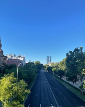 Alaska Instagram - Esta mañana… 15 de agosto, Madrid vacío y 17 grados. Todo perfecto, aunque ahora ya ha subido la temperatura (normal, es verano) y hay más gente en la calle (normal, no ha caído una bomba de neutrones).