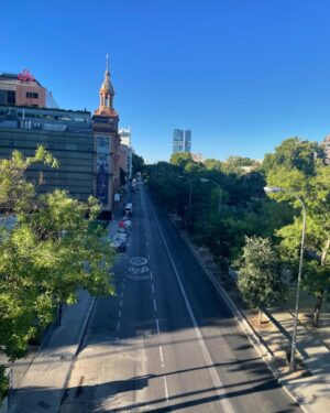 Alaska Instagram - Esta mañana… 15 de agosto, Madrid vacío y 17 grados. Todo perfecto, aunque ahora ya ha subido la temperatura (normal, es verano) y hay más gente en la calle (normal, no ha caído una bomba de neutrones).