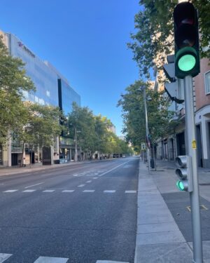 Alaska Instagram - Esta mañana… 15 de agosto, Madrid vacío y 17 grados. Todo perfecto, aunque ahora ya ha subido la temperatura (normal, es verano) y hay más gente en la calle (normal, no ha caído una bomba de neutrones).