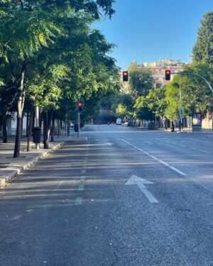 Alaska Instagram - Esta mañana… 15 de agosto, Madrid vacío y 17 grados. Todo perfecto, aunque ahora ya ha subido la temperatura (normal, es verano) y hay más gente en la calle (normal, no ha caído una bomba de neutrones).