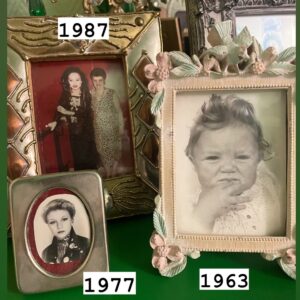 Alaska Instagram - Las fotos que colocan las madres sobre los muebles son un repaso de vida. He puesto las fechas de las que adornan este rincón. Hoy toca casa de mamá  con las rutinas habituales : compra, cocinar, lavar/peinar, partida de cartas (esto último su momento favorito).

🛒🍲👩🏻‍🍳💆🏼‍♀️💇🏼‍♀️♥️♠️♦️♣️💇🏼‍♀️💆🏼‍♀️👩🏻‍🍳🍲🛒