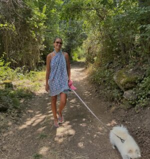 Alba Carrillo Instagram - Ser afortunado es una suerte pero ser consciente de ello es la verdadera dicha. El río, mi hijo, mis padres, mis perros, el camino, las piedras calientes bajo mis pies, el agua helada, las risas saltando de bomba con Lucas, el verde de los prados, el sol sobre nosotros, los primeros largos de Legend… 🐾👣#sehacecaminoalandar 🏞️🦦🌳☀️💦⛰️
