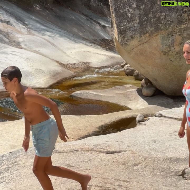 Alba Carrillo - 19.5K Likes - Ser afortunado es una suerte pero ser consciente de ello es la verdadera dicha. El río, mi hijo, mis padres, mis perros, el camino, las piedras calientes bajo mis pies, el agua helada, las risas saltando de bomba con Lucas, el verde de los prados, el sol sobre nosotros, los primeros largos de Legend… 🐾👣#sehacecaminoalandar 🏞️🦦🌳☀️💦⛰️