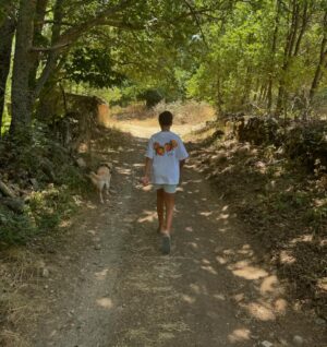 Alba Carrillo Instagram - Ser afortunado es una suerte pero ser consciente de ello es la verdadera dicha. El río, mi hijo, mis padres, mis perros, el camino, las piedras calientes bajo mis pies, el agua helada, las risas saltando de bomba con Lucas, el verde de los prados, el sol sobre nosotros, los primeros largos de Legend… 🐾👣#sehacecaminoalandar 🏞️🦦🌳☀️💦⛰️