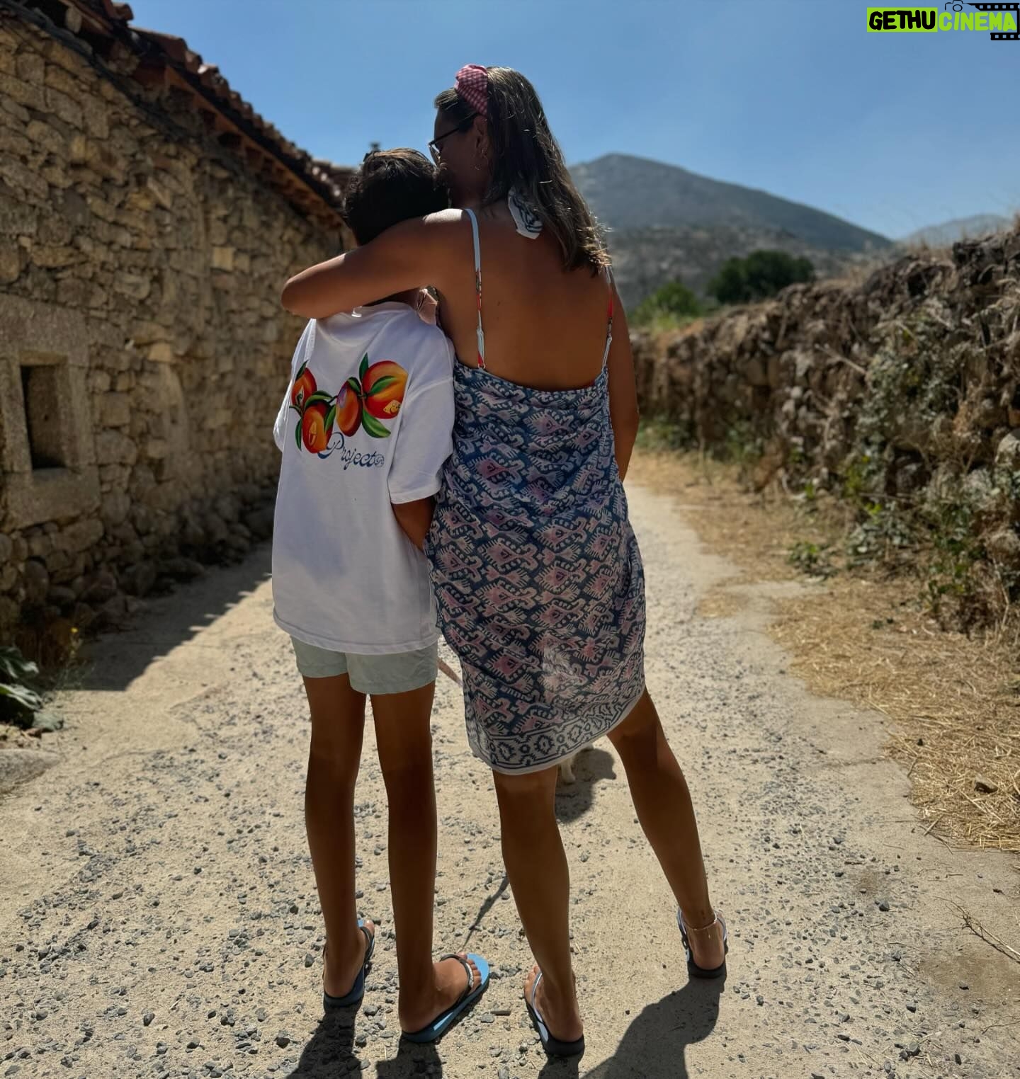 Alba Carrillo - 19.5K Likes - Ser afortunado es una suerte pero ser consciente de ello es la verdadera dicha. El rĆo, mi hijo, mis padres, mis perros, el camino, las piedras calientes bajo mis pies, el agua helada, las risas saltando de bomba con Lucas, el verde de los prados, el sol sobre nosotros, los primeros largos de Legendā¦ š¾š£#sehacecaminoalandar šļøš¦¦š³āļøš¦ā°ļø
