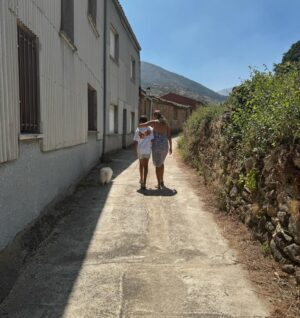 Alba Carrillo Instagram - Ser afortunado es una suerte pero ser consciente de ello es la verdadera dicha. El río, mi hijo, mis padres, mis perros, el camino, las piedras calientes bajo mis pies, el agua helada, las risas saltando de bomba con Lucas, el verde de los prados, el sol sobre nosotros, los primeros largos de Legend… 🐾👣#sehacecaminoalandar 🏞️🦦🌳☀️💦⛰️