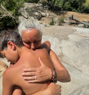 Alba Carrillo Instagram - Ser afortunado es una suerte pero ser consciente de ello es la verdadera dicha. El río, mi hijo, mis padres, mis perros, el camino, las piedras calientes bajo mis pies, el agua helada, las risas saltando de bomba con Lucas, el verde de los prados, el sol sobre nosotros, los primeros largos de Legend… 🐾👣#sehacecaminoalandar 🏞️🦦🌳☀️💦⛰️