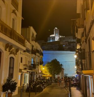 Alba Carrillo Instagram - Esta isla es especial para mí. Pasé muchos meses de mi embarazo aquí y fui tan feliz en ese momento que siempre tendrá un lugar especial en mi ❤️. Gracias por tu energía especial que es medicina para el alma🪽IBIZA🏝️