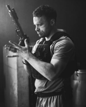 Alban Lenoir Instagram - Instagram VS Reality
Bonne semaine à tous 
#aka #movie #weapons #balls