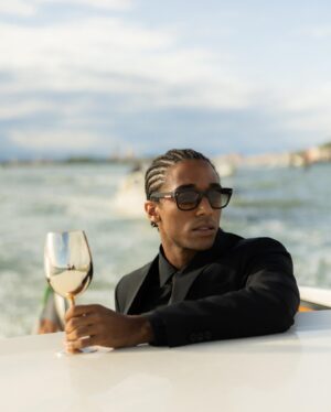 Alberto Boubakar Malanchino Instagram - Auguri Moët & Chandon per i tuoi 280 anni! Mi emoziona essere con te per l’80esima Mostra Internazionale d’Arte Cinematografica della Biennale di Venezia! Quest’anno Moët & Chandon sceglie di alzare nuovamente calici e riflettori su inclusione e diversità, continuando la collaborazione con Fondazione Diversity. 
@moetchandon #ToastWithMoet #MoetChandon #BiennaleCinema2023 #Venezia80 #adv

ph: 
@manuelbifari @eleonoraproietti