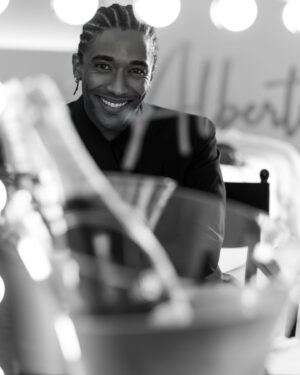 Alberto Boubakar Malanchino Instagram - Auguri Moët & Chandon per i tuoi 280 anni! Mi emoziona essere con te per l’80esima Mostra Internazionale d’Arte Cinematografica della Biennale di Venezia! Quest’anno Moët & Chandon sceglie di alzare nuovamente calici e riflettori su inclusione e diversità, continuando la collaborazione con Fondazione Diversity. 
@moetchandon #ToastWithMoet #MoetChandon #BiennaleCinema2023 #Venezia80 #adv

ph: 
@manuelbifari @eleonoraproietti