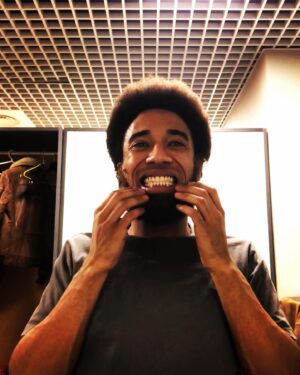 Alberto Boubakar Malanchino Instagram - Facce intelligenti/
Smorfie ineluttabili/

Pronti per la 3’… 💣

@teatrostabile_torino 

#riccardoiii #tyrrell
