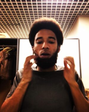 Alberto Boubakar Malanchino Instagram - Facce intelligenti/
Smorfie ineluttabili/

Pronti per la 3’… 💣

@teatrostabile_torino 

#riccardoiii #tyrrell